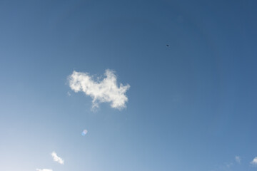 Ceu azul com nuvens esparsas. 