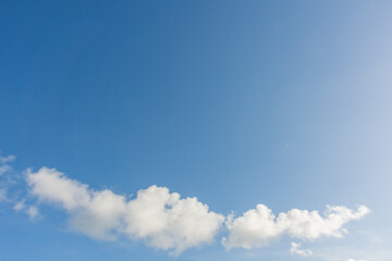 Ceu azul com nuvens esparsas. 
