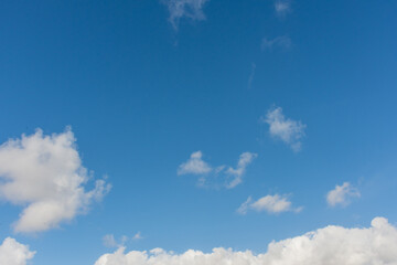 Obraz premium Ceu azul com nuvens esparsas. 