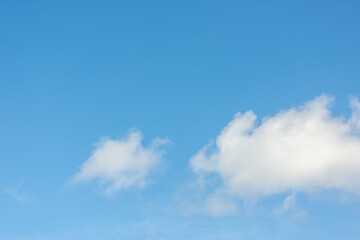 Ceu azul com nuvens esparsas. 