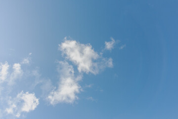 Naklejka na ściany i meble Ceu azul com nuvens esparsas. 