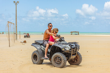 Dia feliz passeando de quadriciclo no litoral © Rogerio