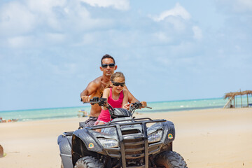 Dia feliz passeando de quadriciclo no litoral © Rogerio