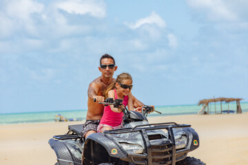 Dia feliz passeando de quadriciclo no litoral © Rogerio