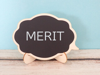 黒板フレームにMERITメリットの単語、カード、吹き出し