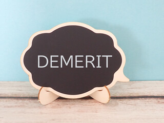 黒板フレームにDEMERITデメリットの単語、吹き出し、カード