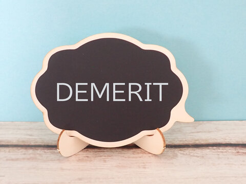 黒板フレームにDEMERITデメリットの単語、吹き出し、カード