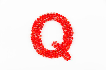 赤いビーズのアルファベット Q