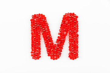 赤いビーズのアルファベット M