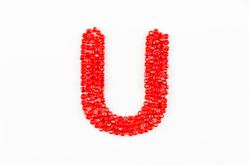 赤いビーズのアルファベット U