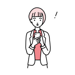 立ってスマートフォンを操作して何かに気づいて驚いたジャケットの女性