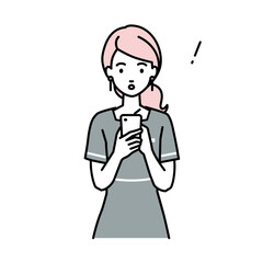 立ってスマートフォンを操作して何かに気づいて驚いたエステ店員の女性