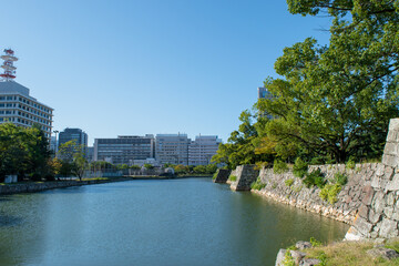 Fototapeta premium 広島城の外堀と城南通り沿いの建物