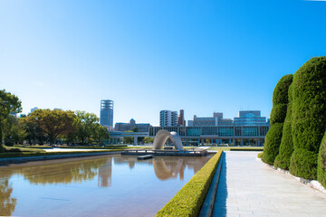 原爆死没者慰霊碑と広島平和記念資料館