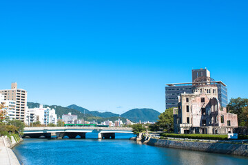 原爆ドームと本川（旧太田川）にかかる相生橋