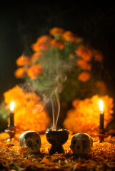 Altar de día de muertos noviembre méxico incienso copal flor de cempasúchil contraluz calaveras...