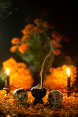 Altar de día de muertos noviembre méxico incienso copal flor de cempasúchil calaveras de azúcar...