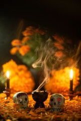 Altar de día de muertos noviembre méxico incienso copal flor de cempasúchil calaveras de azúcar...