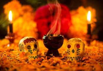 Ofrenda día de muertos noviembre méxico incienso copal flor de cempasúchil calaveras de azúcar tradiciones otoño - obrazy, fototapety, plakaty