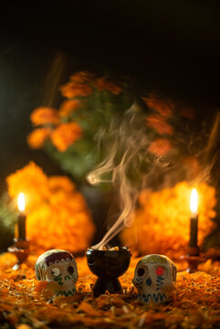 Altar de d&iacute;a de muertos noviembre m&eacute;xico incienso copal flor de cempas&uacute;chil calaveras de az&uacute;car tradiciones oto&ntilde;o