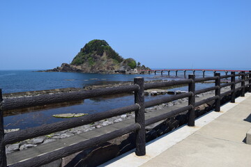 由良海岸 日本の渚百選 快水浴場百選 ／ 山形県鶴岡市にある由良海岸は、日本の渚百選、快水浴場百選にも選ばれた、庄内浜のシンボル的な海岸です。近くには由良海水浴場、白山島など風光明媚な美しい景観が続きます。白山島はその景観から「東北の江ノ島」と呼ばれています。