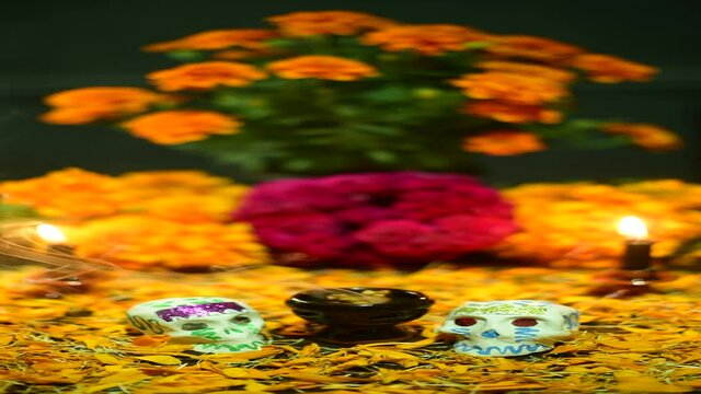Incienso Ofrenda día de muertos calaveras velas flor de cempasúchil tradiciones 
