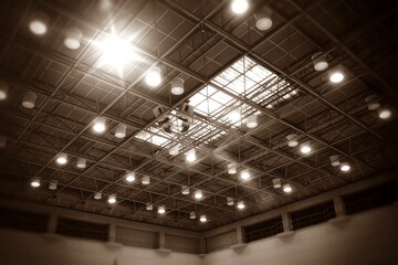 室内スポーツ競技場の天井の照明