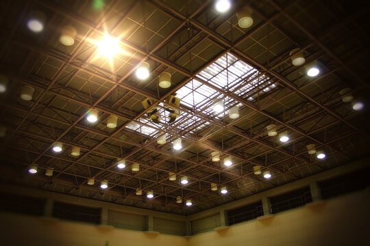 室内スポーツ競技場の天井の照明