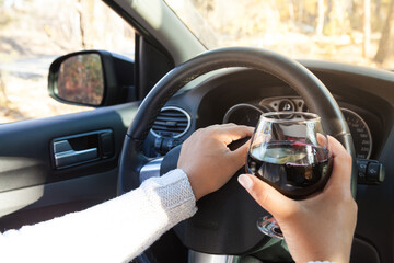  The girl at the wheel is drinking alcohol. Traffic safety threat