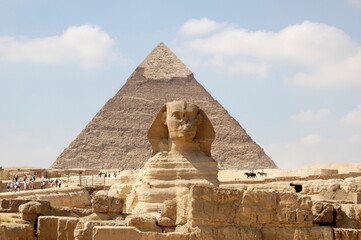 Fototapeta na wymiar Egypte, Le Caire, plateau de Gizeh, la pyramide de Khephren haute de 143 mètres et le Sphinx, statue monumentale.