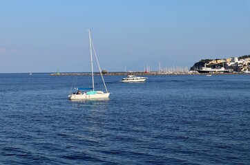 Procida – Barche nella Baia di Sirulenza da Punta del Pioppeto