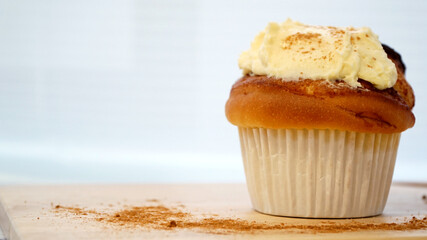 アイシングがたっぷりのったシナモンロールカップケーキ