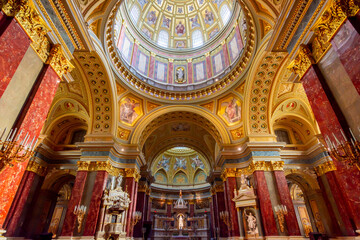 Fototapeta na wymiar St. Stephen's basilica interiors in Budapest, Hungary 