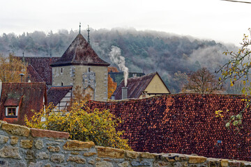 Mauer mit alten Häusern im Morgennebel