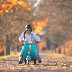 Kind im Herbst