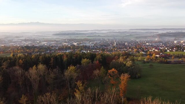 Flug &uuml;ber den herbstlichen Wald bei Markdorf am Bodensee