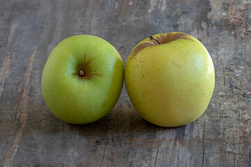 Pommes Golden sur fond de vieilles planches	