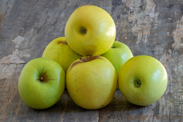 Pommes Golden sur fond de vieilles planches	