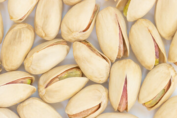 沢山のピスタチオ（白バック）