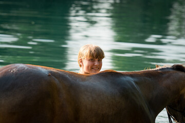 Mädchen mit Pferd im Wasser