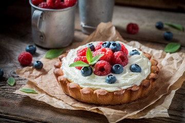 Delicious tart with berries and mascarpone. Homemade berries tart. - obrazy, fototapety, plakaty