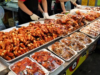 韓国の光明伝統市場の豚足屋