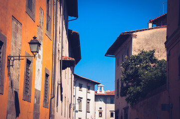 Obraz premium An ornate Italian Street under a bright blue sky looking upward