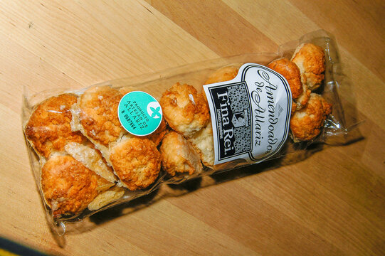 Venta de almendrado de maiz Fina Rei en el mercado de La Coruña, Galicia.