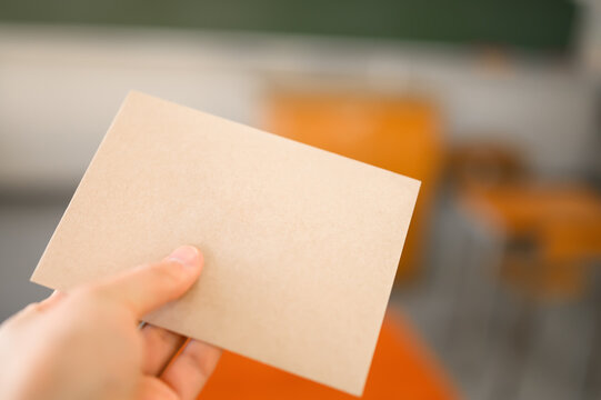 教室で手に持った手紙