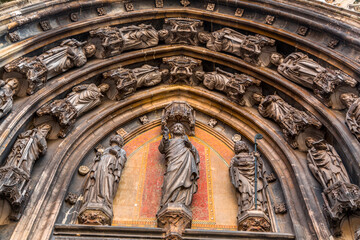 Obraz premium Carvings on the gate of Saint Servatius Basilica in Maastricht, Netherlands
