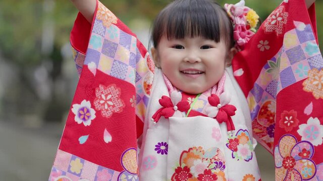 スローモーション　七五三のお祝いをする着物を着た女の子
