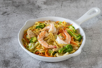 Closed up of stir fried Chinese noodle (chow mein) with pork, shrimp and vegetable