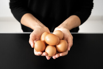 Œuf dans les mains d'une personne 