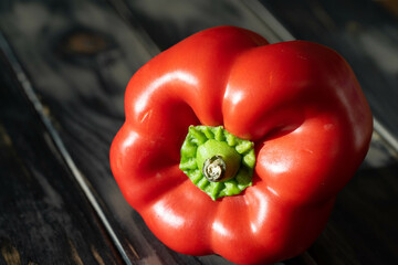 rote Paprika auf einem Holzuntergrund